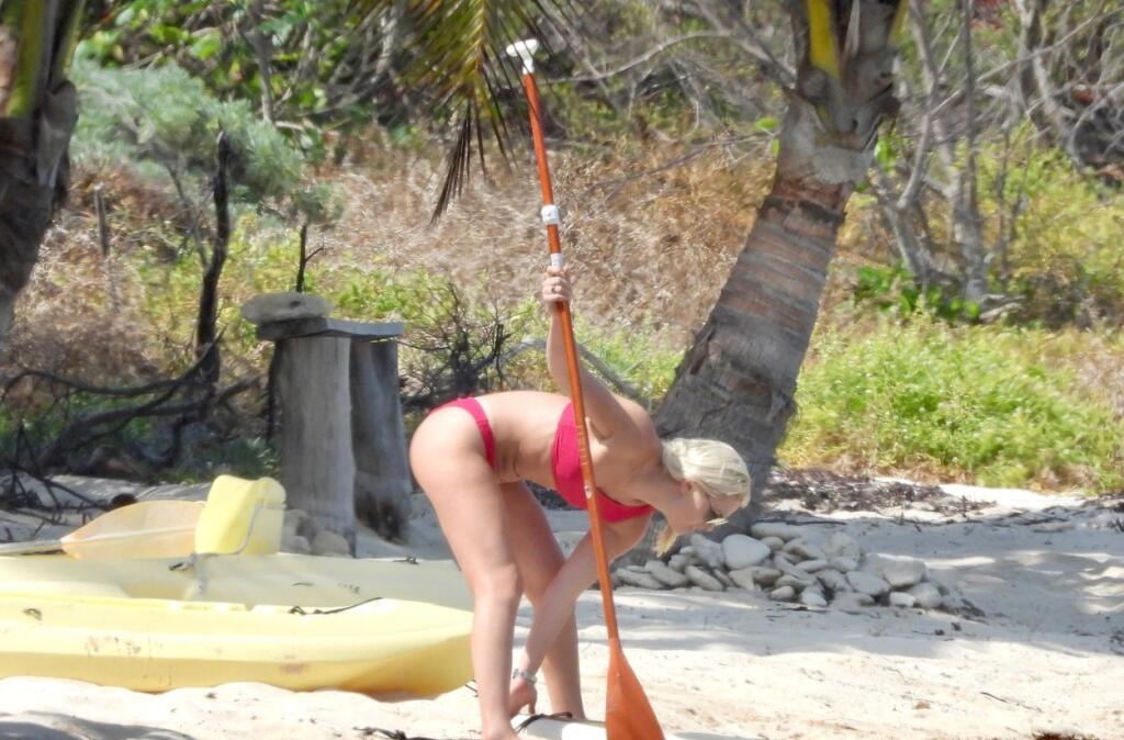 Lindsey sa spočiatku s paddleboardom poriadne vytrápila.