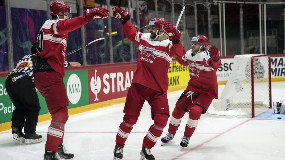 EBE 29 Helsinki - Na snímke uprostred dánsky útočník Patrick Bjorkstrand oslavuje úvodný gól v zápase A-skupiny na 85. majstrovstvách sveta v ľadovom hokeji Dánsko - Kazachstan vo fínskych Helsinkách v sobotu 14. mája 2022. FOTO TASR/AP
Denmark's Patrick Bjorkstrand, center, celebrates after he scored the opening goal during the group A Hockey World Championship match between Denmark and Kazakhstan in Helsinki, Finland, Saturday May 14, 2022. (AP Photo/Martin Meissner)