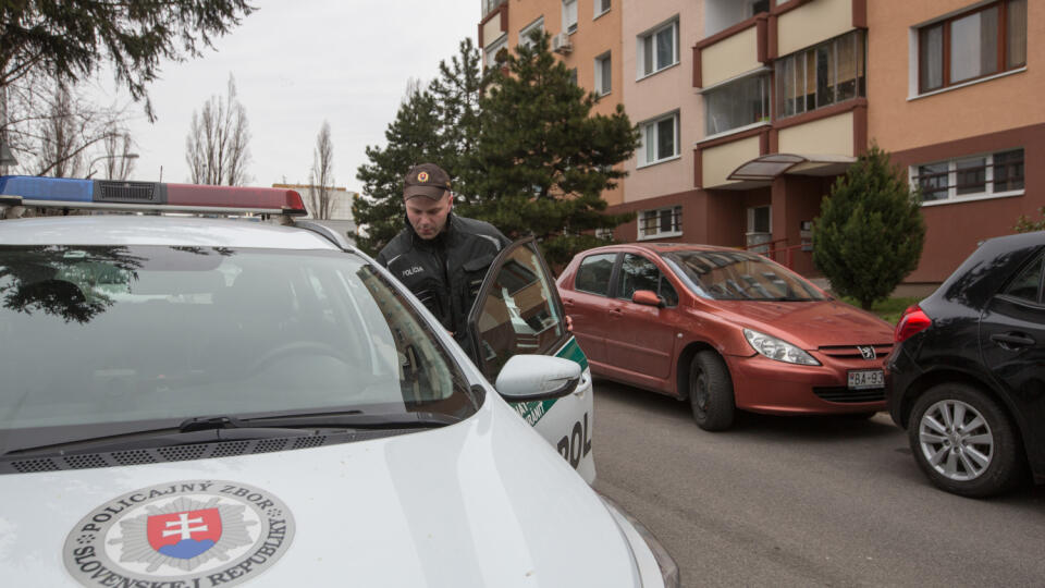 Muž našiel svoju družku v byte mŕtvu a s vyzlečenými nohavičkami.