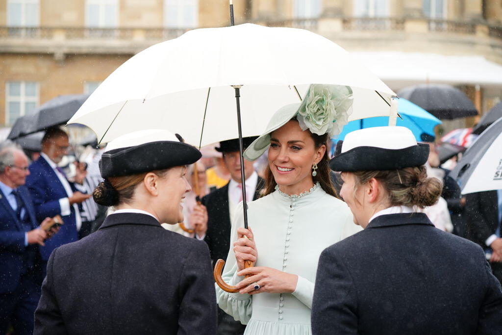 Kate a William boli hostiteľmi záhradnej slávnosti. Kate žiarila v úžasných šatách v mätovej farbe.