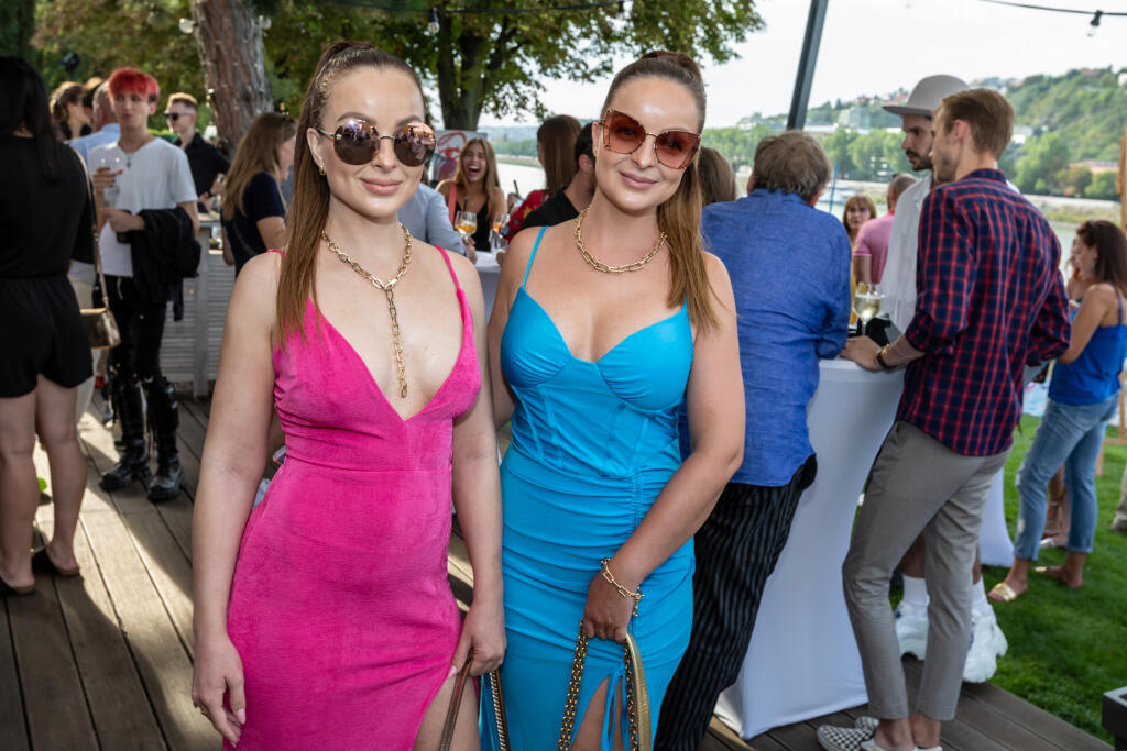 Narodeninová párty TV JOJ v reštaurácii Aušpic. Na snímke Veronika Nízlová a Daniela Nízlová.