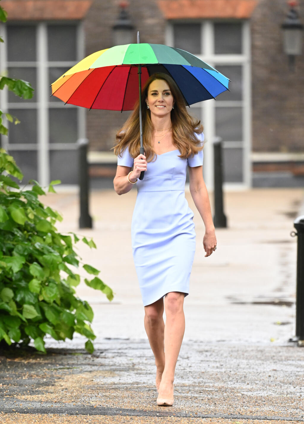 Kate s dáždnikom nielenže pripomínala hollywoodsku celebritu, ale zhodou okolností aj svoju sokyňu Meghan Markle (39), ktorá pred vyše rokom zažiarila za podobných okolností v takmer rovnakých šatách.