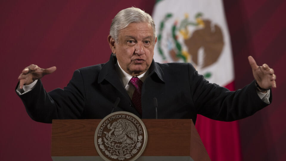WA 18 archív Mexiko - Na archívnej snímke z 18. decembra 2020 mexický prezident Andrés Manuel López Obrador počas tlačovej konferencie v prezidentskom paláci v Mexiku. Obrador v nedeľu 24. januára 2021 oznámil, že mal pozitívny test na koronavírusovú chorobu COVID-19. Podľa vlastných slov má len mierne príznaky, informovala agentúra AP. López Obrador, ktorému kritici vyčítajú jeho postup v boji proti pandémii v krajine, na svojom oficiálnom konte na Twitteri tiež uviedol, že podstupuje liečbu. F
