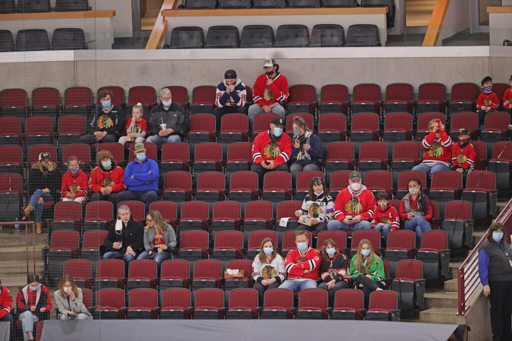Hokejisti Chicaga zvíťazili v zápase zámorskej NHL na domácom ľade nad Dallasom 4:2. V United Center si triumf Blackhawks vychutnalo prvýkrát v sezóne aj 3820 priaznivcov.