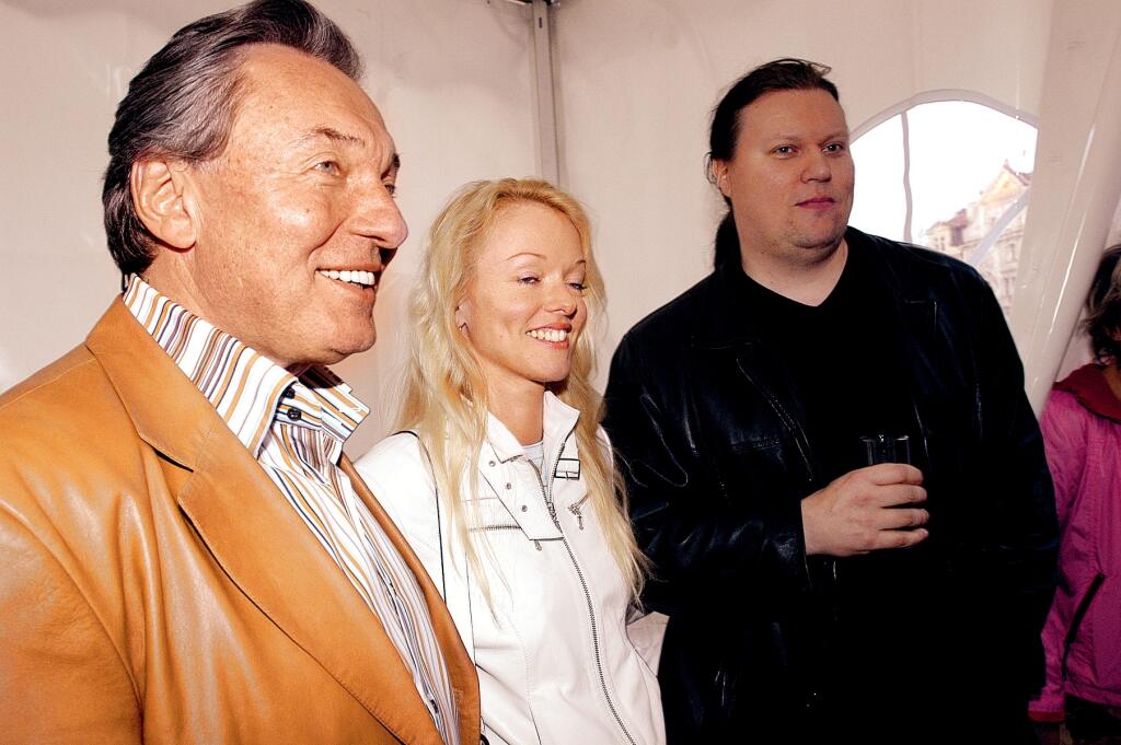 Karel Gott, spevák s prvorodenou dcérou Dominikou
foto: Michaela Feureislová
uverejnené: Šarm č.03/2008
pôvodný súbor:Gott+Dominika+finsky #36162.eps