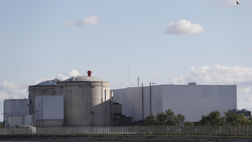 KK23 Fesseinheim - Na snímke pohľad na jadrovú elektráreň Fessenheim 29. júna 2020. Jadrovú elektráreň Fessenheim odstavia v pondelok večer z prevádzky. Francúzska vláda chce znížiť podiel jadrových elektrární na celkovej tvorbe energie a zároveň zvýšiť podiel obnoviteľných zdrojov. Jadrová elektráreň Fessenheim leží na západe Francúzska neďaleko nemeckých hraníc. Ide o najstaršiu fungujúcu jadrovú elektráreň v krajine. Nemecko podľa AP požaduje jej odstavenie. FOTO TASR/AP
Francúzska vláda chc