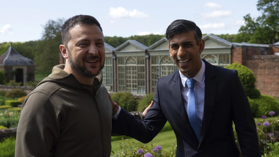 Ukrajinský prezident Volodymyr Zelenskyj (vľavo) a britský premiér Rishi Sunak sa usmievajú po tlačovej konferencii vo vidieckom sídle britských premiérov Chequers v meste Aylesbury v pondelok 15. mája 2023.