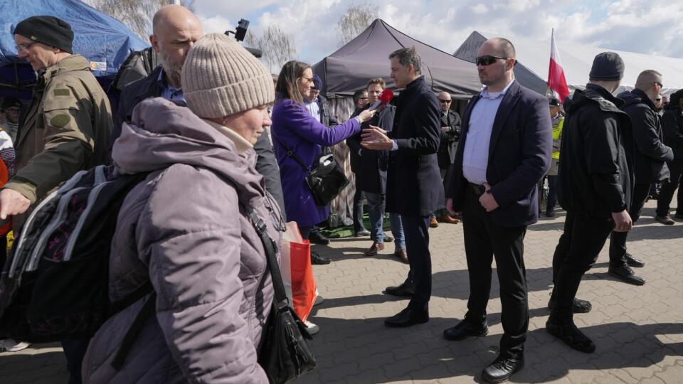 KK37 Medyka - Belgický premiér Alexander De Croo (uprostred vpravo) hovorí s dobrovoľníkmi na poľsko-ukrajinskom hraničnom priechode Medyka 12. apríla 2022. FOTO TASR/AP
Belgium's Prime Minister Alexander De Croo, center right, speaks to media during his visit the border crossing in Medyka, southeastern Poland, Tuesday, April 12, 2022. (AP Photo/Sergei Grits)