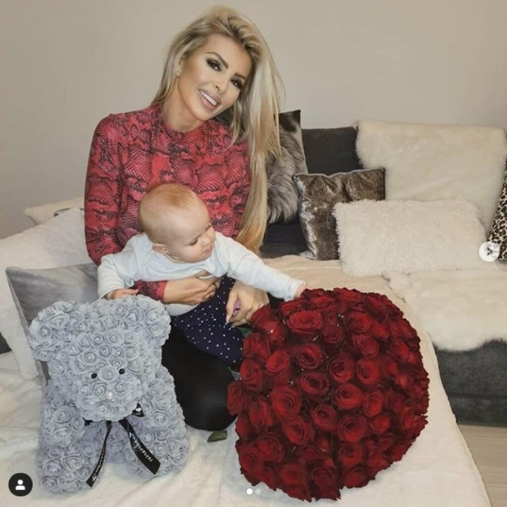 Playmate Lela Ceterová prezdradila, že so zápasníkom Karlosom Vémolom čakala dvojičky. O jedno dieťatko prišla. Vďačná je za dcérku Lili.