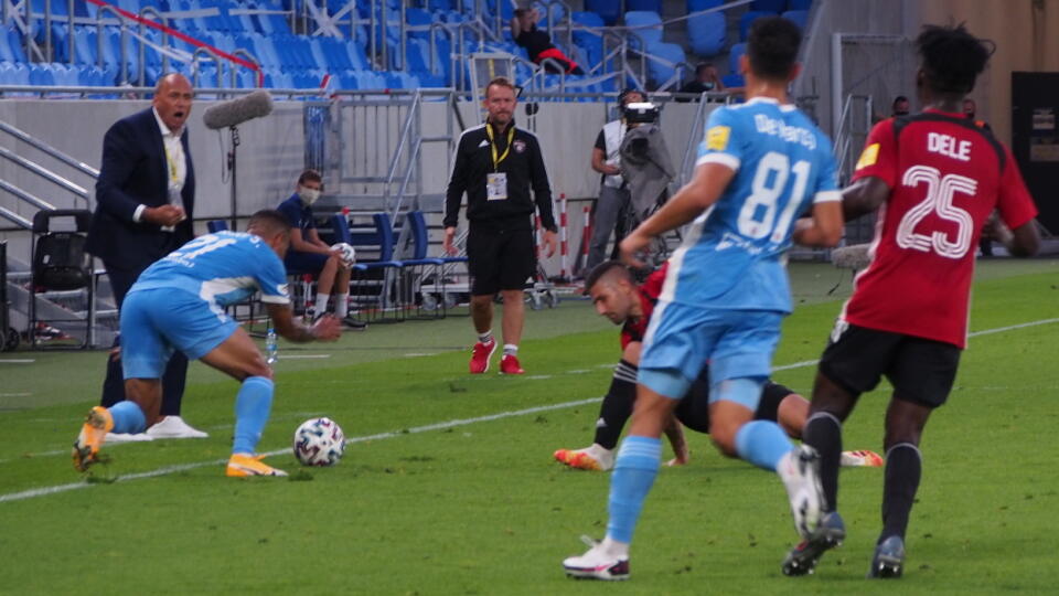 Tréner belasých Darko Milanič hnal svojich hráčov za víťazstvom po celý zápas.
