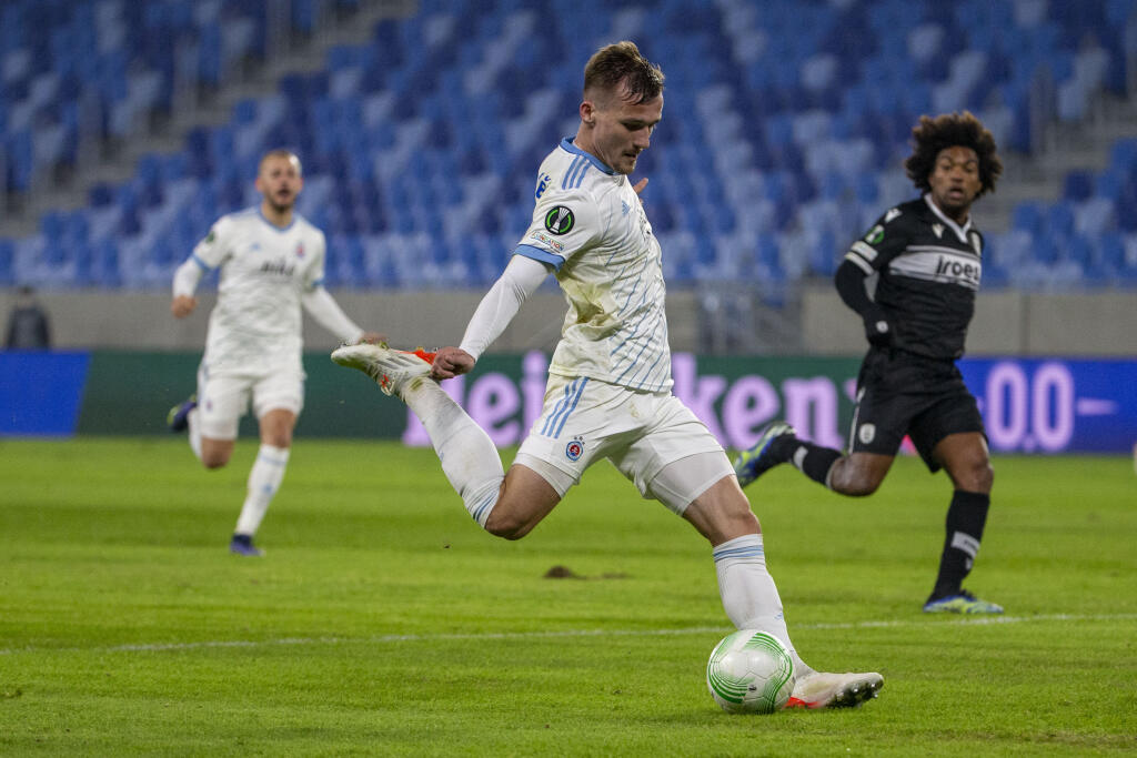 Hráčom výrazne sťažoval pohyb po ihrisku rozbitý trávnik, ktorý sa na Tehelnom poli menil len pred niekoľkými týždňami.