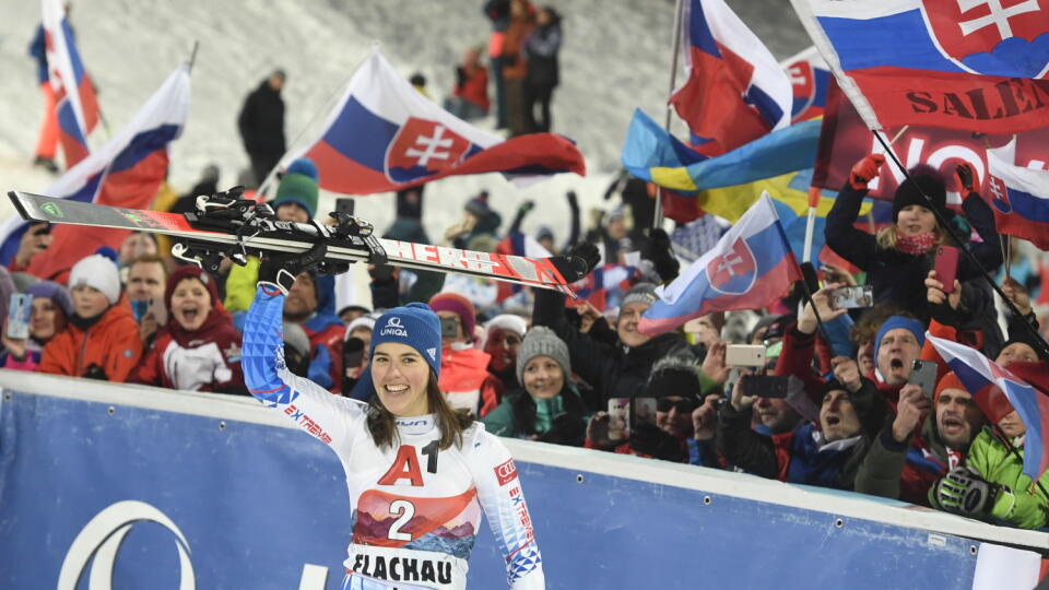 Na snímke slovenská lyžiarka Petra Vlhová sa teší z víťazstva v nočnom slalome Svetového pohára žien v rakúskom Flachau 14. januára 2020.