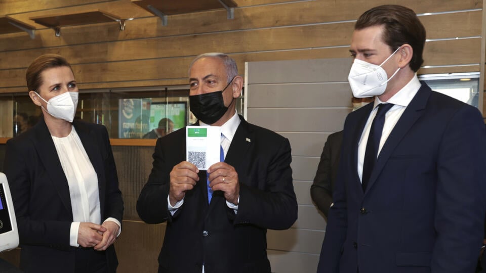 WA 21 Modi'in - Izraelský premiér Benjamin Netanjahu (uprostred) ukazuje zelený pas udelený zaočkovaným obyvateľom proti ochoreniu COVID-19 počas návštevy posilňovne spolu s rakúskym kancelárom Sebastianom Kurzom (vpravo) a dánskou premiérkou Mette Frederiksenovou v izraelskom meste Modi'in vo štvrtok 4. marca 2021. Rakúsko sa už nechce v rámci dodávok vakcín proti chorobe COVID-19 spoliehať iba na Európsku úniu, a preto bude spoločne s Dánskom a Izraelom pracovať na vývoji vlastnej vakcíny prot