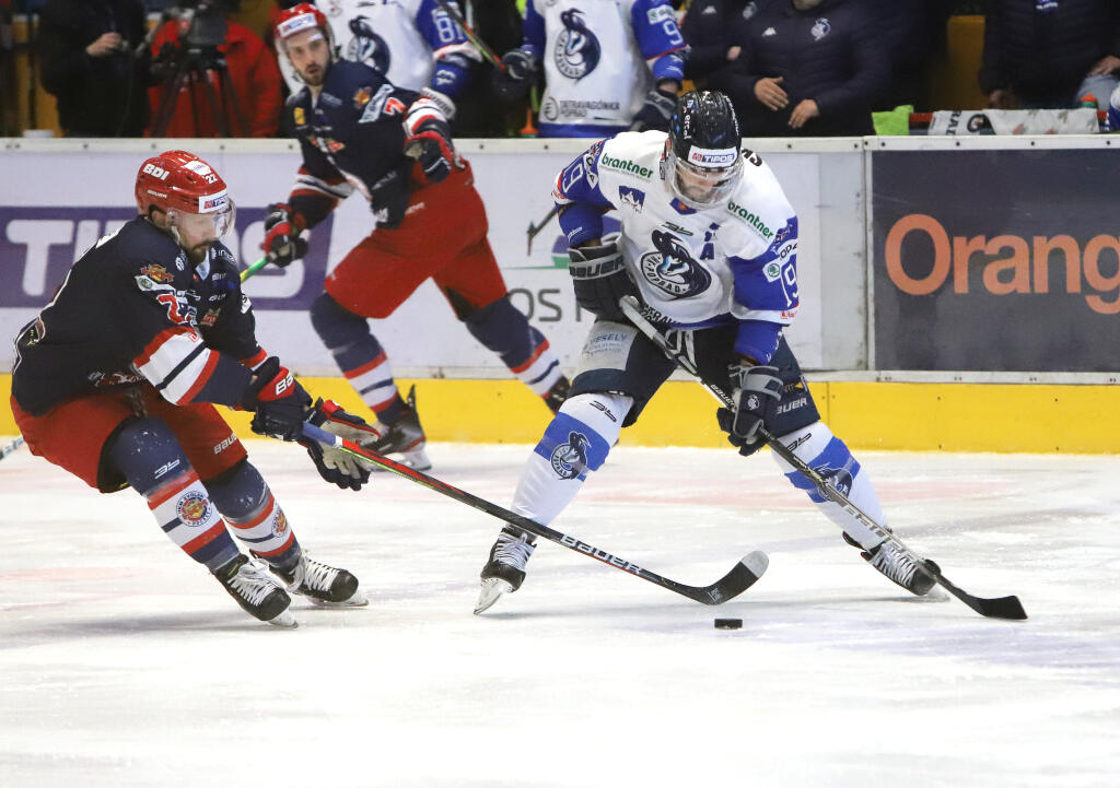 Na snímke zľava Václav Stupka (Zvolen) a David Skokan (Poprad) v piatom zápase finále Kaufland Play off Tipos extraligy v hokeji HKM Zvolen - HK Poprad vo Zvolene 6. mája 2021. FOTO TASR - Ján Krošlák