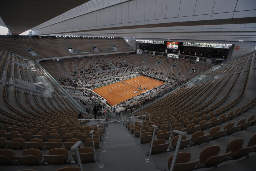 KK56 Paríž - Pohľad na prázdne sedadlá na kurte Philippa Chatriera pred finále mužskej dvojhry medzi Španielom Rafaelom Nadalom a Srbom Novakom Djokovičomna grandslamovom turnaji Roland Garros 11. októbra 2020 v Paríži. FOTO TASR/AP
Rows of empty seats are seen at center court Philippe Chatrier as Serbia's Novak Djokovic and Spain's Rafael Nadal warm up for the final match of the French Open tennis tournament at the Roland Garros stadium in Paris, France, Sunday, Oct. 11, 2020. (AP Photo/Alessan