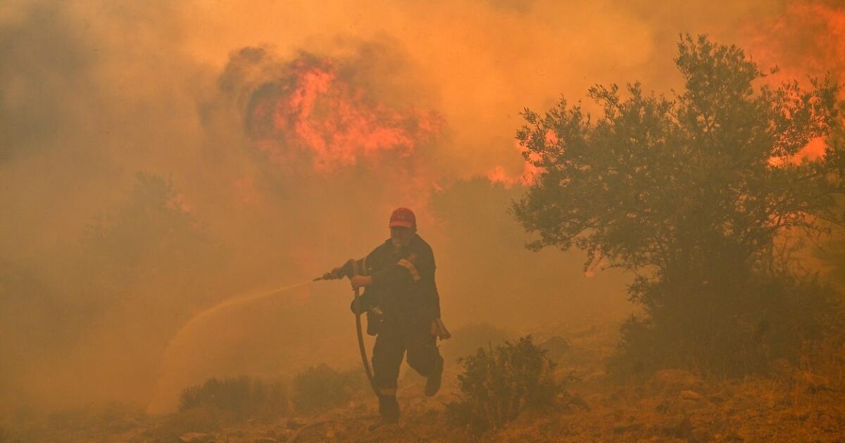 La Grèce est en proie à des incendies de forêt massifs : les Slovaques aideront également à éteindre le feu