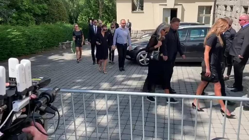 Smútiaca rodina a kamaráti boli zo smrti Čiša zdrvení.