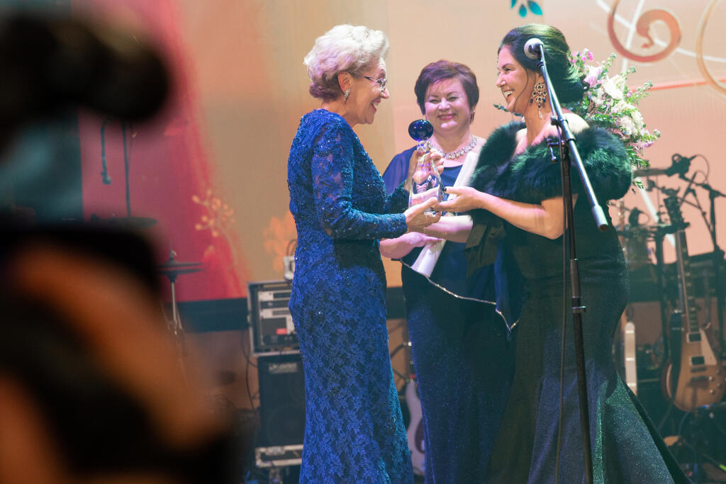 Prešporský bál v bratislavskej Redute. Na snímke Iveta Malachovská. Na snímke ocenená Magdaléna Rovniaková a Iveta Malachovská.
