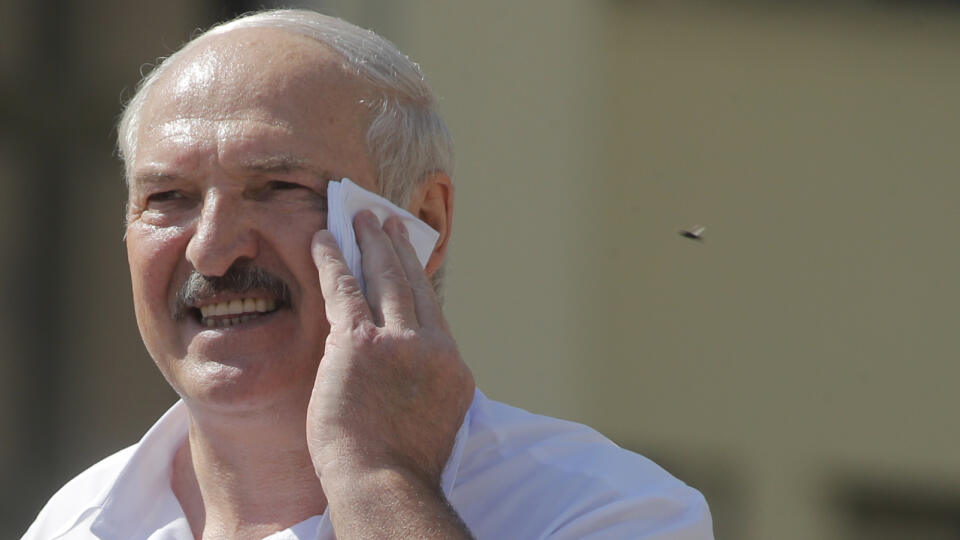WA 21 Minsk - Bieloruský prezident Alexandr Lukašenko si utiera tvár pred svojimi podporovateľmi na Námestí nezávislosti v Minsku v nedeľu 16. augusta 2020. Približne 200.000 bieloruských podporovateľov opozície sa v nedeľu zišlo v centre hlavného mesta Minsk a spoločne podnikli