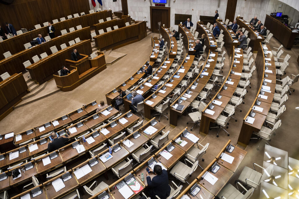 Na snímke poloprázdne plénum počas 65. schôdze NRSR v Bratislave v 29. apríla 2022. Poslanci Národnej rady (NR) SR pokračujú v diskusii k žiadosti prokuratúry o vydanie súhlasu na vzatie lídra Smeru-SD Roberta Fica do väzby. FOTO TASR - Jaroslav Novák