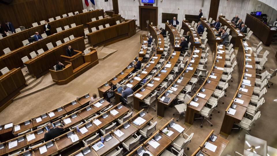 Na snímke poloprázdne plénum počas 65. schôdze NRSR v Bratislave v 29. apríla 2022. Poslanci Národnej rady (NR) SR pokračujú v diskusii k žiadosti prokuratúry o vydanie súhlasu na vzatie lídra Smeru-SD Roberta Fica do väzby. FOTO TASR - Jaroslav Novák