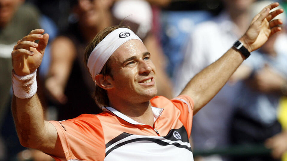 Italyis Filippo Volandri celebrates after beating Switzerland's Roger Federer at the end of their match at the Rome Masters tennis tournament in Rome's Foro Italico clay-court, Thursday, May 10, 2007. Volandri won  6-2, 6-4. (AP Photo/Alessandra Tarantino)