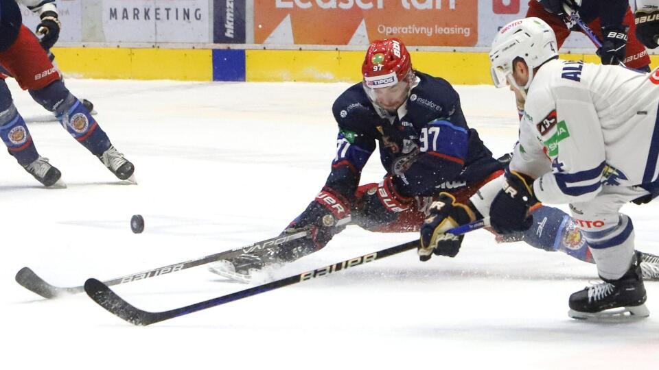 Na snímke zľava Deven Sideroff (Zvolen) a Nerjus Ališauskas (Spišská Nová Ves) v prvom zápase semifinále play off Tipos extraligy HKM Zvolen - HK GROTTO Spišská Nová Ves vo Zvolene 2. apríla 2023. FOTO TASR - Ján Krošlák