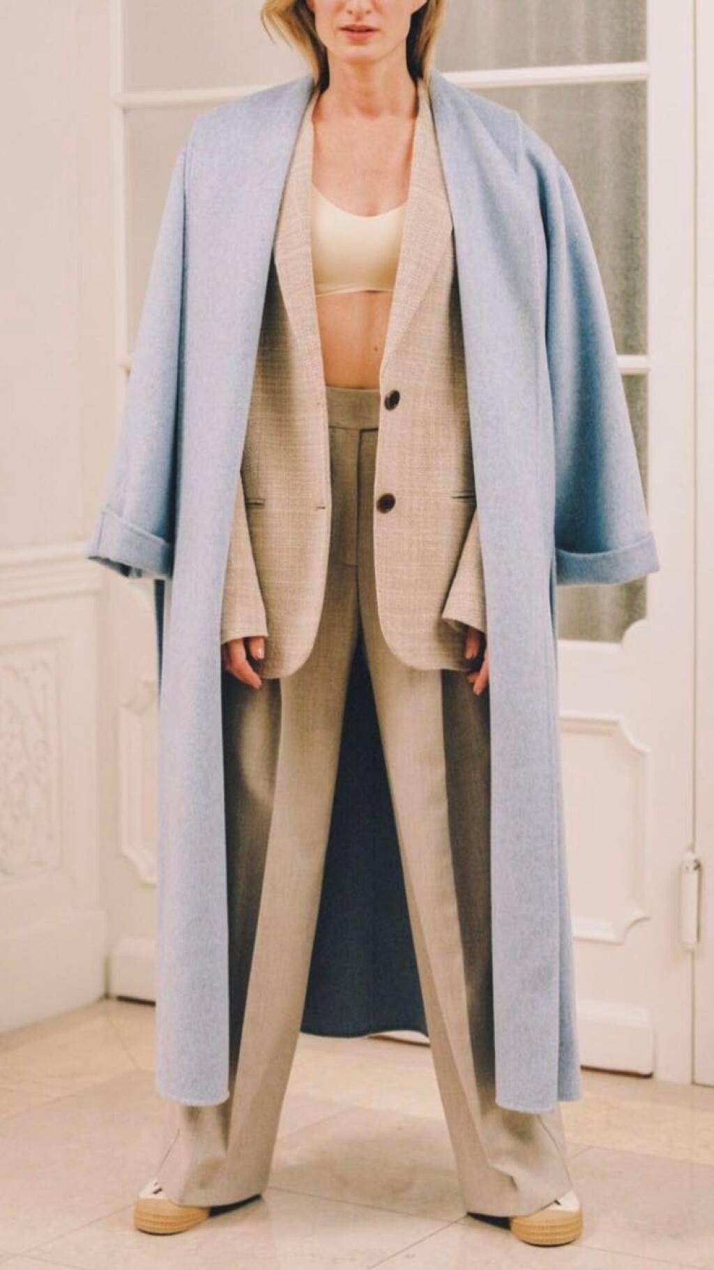 Adela sa zahrala na modelku. Vinczeová ukázala svetlú podprsenku.