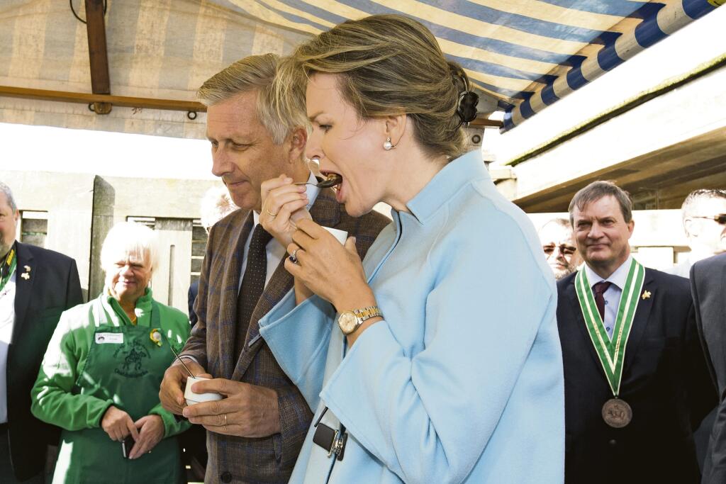 Le roi Philippe et la reine Mathilde de Belgique rendent visite aux membres de l'Ordre des pęcheurs de crevette ŕ cheval pour leur 50čme anniversaire ŕ Oostduinkerke King Philippe of Belgium and Queen Mathilde of Belgium pictured at a royal visit to the 'Orde van de Paardevisser', shrimp-fishermen on horses.
Belgium, Oostduinkerke, Koksijde, 12 September 2017., Image: 349152777, License: Rights-managed, Restrictions: , Model Release: no, Credit line: Profimedia, Bestimages