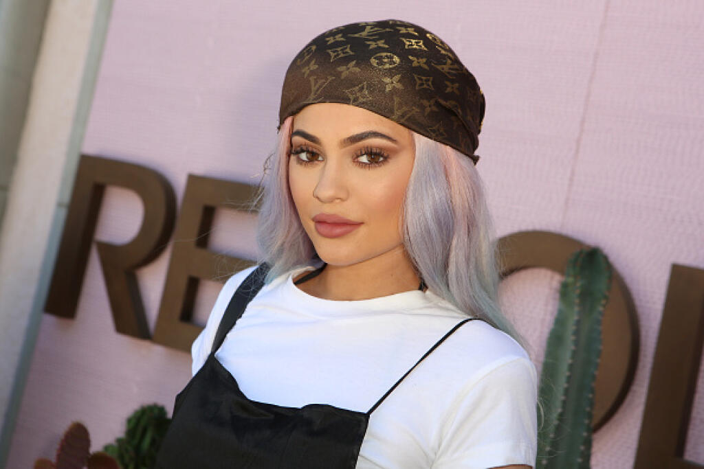 Pred niekoľkými rokmi založila vlastnú značku Kylie Cosmetics, ktorú preslávili rúže a lesky na pery.