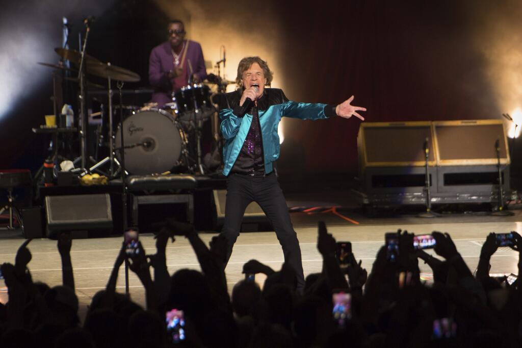 EBE 14 Hollywood - Na snímke spevák britskej rockovej skupiny Rolling Stones Mick Jagger počas koncertu v Hard Rock Live v americkom Hollywoode v noci na 24. novembra 2021. FOTO TASR/AP
Mick Jagger, of the Rolling Stones, performs on Tuesday, Nov. 23, 2021, at the Hard Rock Live in Hollywood, Fla. (Photo by Scott Roth/Invision/AP)