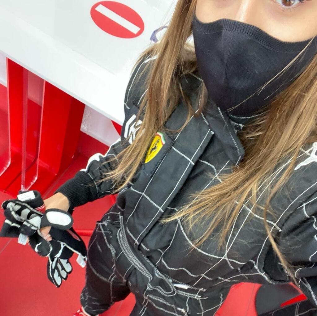 Leclercova priateľka Charlotte si deň v kokpite formuly 1 užila naplno.