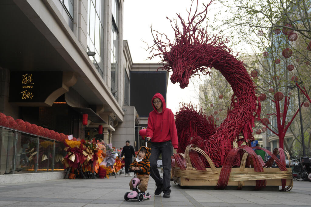 EBE 36 Peking - Žena a dieťa prechádzajú okolo sochy draka pred novootvorenou reštauráciou v Pekingu v utorok 9. apríla 2024. FOTO TASR/AP


A woman and child past by a dragon sculpture outside a newly opened restaurant in Beijing, Tuesday, April 9, 2024. (AP Photo/Ng Han Guan)