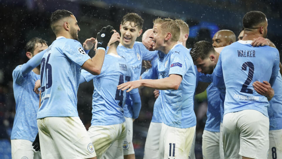 WA 15 Manchester - Futbalisti Manchestru City sa tešia po strelení druhého gólu počas odvety semifinále Ligy majstrov Manchester City - Paríž Saint-Germain 4. mája 2021 v Manchestri. FOTO TASR/AP
Manchester City's Riyad Mahrez, left, celebrates with teammates after scoring his sides second goal during the Champions League semifinal second leg soccer match between Manchester City and Paris Saint Germain at the Etihad stadium, in Manchester, Tuesday, May 4, 2021. (AP Photo/Dave Thompson)