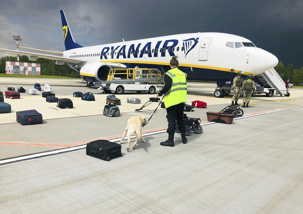 KK33 Minsk - Bezpečnostná služba za pomoci psa kontroluje batožinu cestujúcich lietadla spoločnosti Ryanair s registračným číslom SP-RSM, v ktorom cestoval aj bývalý šéfredaktor bieloruského opozičného spravodajského portálu Nexta Raman  Prataševič, na letisku v Minsku 23. mája 2021. Lietadlo nízkonákladovej spoločnosti Ryanair s registračným číslom SP-RSM, ktoré cestovalo z Atén do Vilniusu a po bombovej hrozbe bolo odklonené do Minska, pristálo v nedeľu 23. mája 2021 na medzinárodnom letisku v