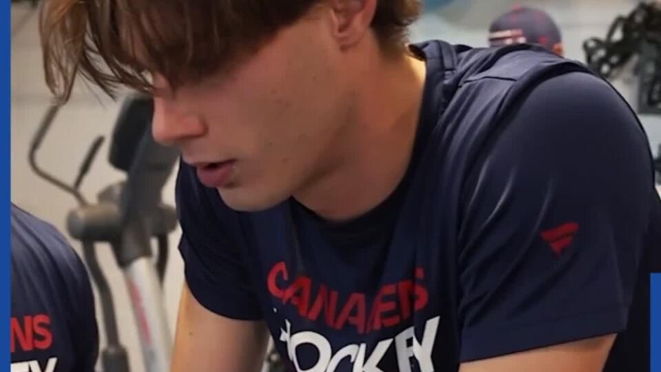 VIDEO Opäť takmer rozbil bicykel: Slafkovský je po roku opäť vo forme