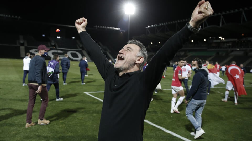 KK11 Angers - Tréner OSC Lille Christophe Galtier sa teší zo zisku majstrovského titulu po záverečnom zápase 38. kola Ligue 1 SCO Angers - OSC Lille 23. mája 2021 v Angerse. FOTO TASR/AP
Lille's head coach Christophe Galtier celebrates after the French League One soccer match between Angers and Lille at the Raymond Kopa Stadium in Angers, France, Sunday May 23, 2021. Lille won the match 2-1 to clinch the French League One title. (AP Photo/Lewis Joly)