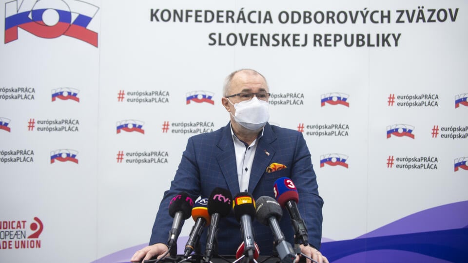 Na snímke prezident Konfederácie odborových zväzov (KOZ) SR Marián Magdoško počas tlačovej konferencie na tému Aktuálna spoločenská a ekonomická situácia 25. novembra 2021 v Bratislave. FOTO TASR - Jakub Kotian
