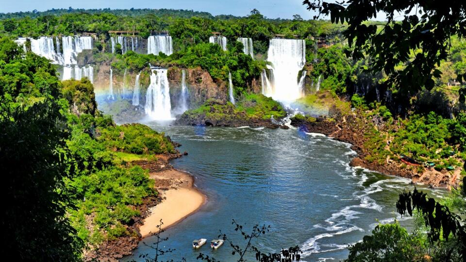 POKOJNEJŠIE
Vodopády Iguaçu
počas nižšieho
prietoku vody.