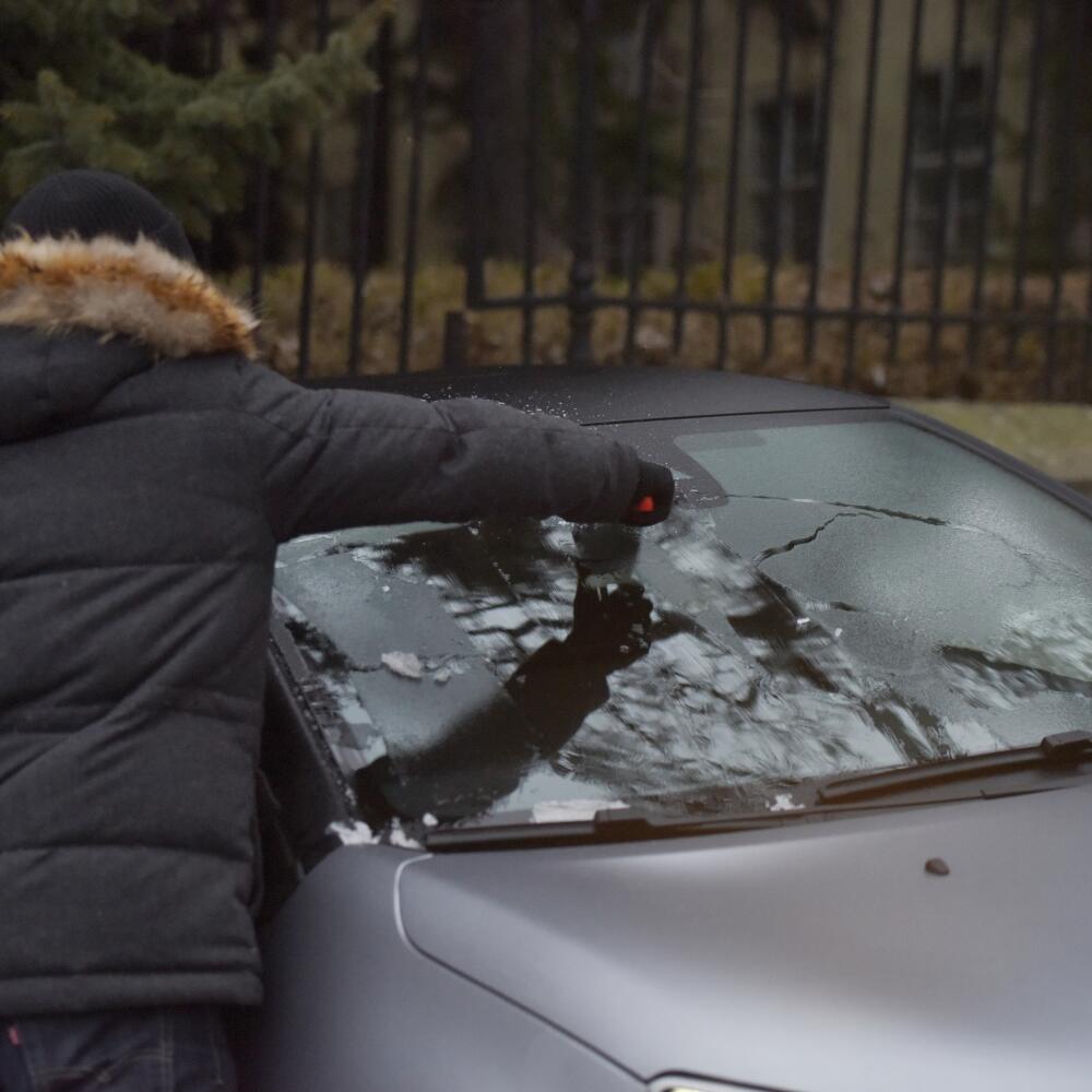 Na snímke vodič škriabe čelné sklo na aute počas silnej námrazy v Trnave v utorok 14. januára 2020. FOTO TASR - Lukáš Grinaj