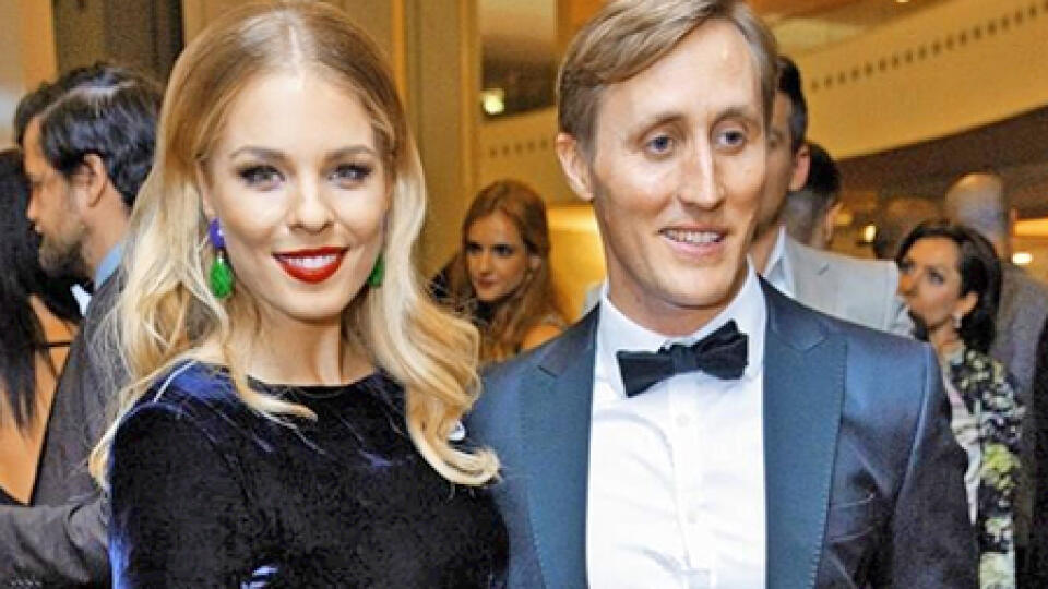 Sajfa s Veronikou na afterpárty OTO 2018. Moderátor sa prezul do pohodlných mokasín Gucci.