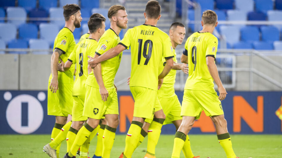 Na snímke český futbalista Bořek Dočkal (vpravo) sa tešia so spoluhráčmi po strelení gólu zo značky pokutového kopu počas zápasu 2. skupiny B-dívizie futbalovej Ligy národov Slovensko - Česko na bratislavskom Tehelnom poli v piatok 4. septembra 2020. FOTO TASR - Jaroslav Novák