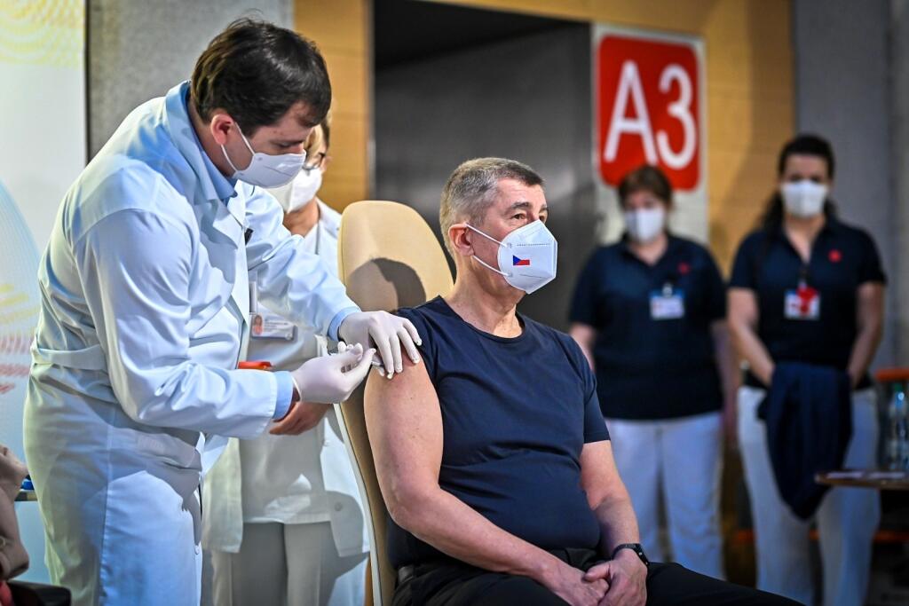 Prezidenta Andreja Babiša zaočkovali v nedeľu ráno spolu s veteránkou Emíliou Řepíkovou.