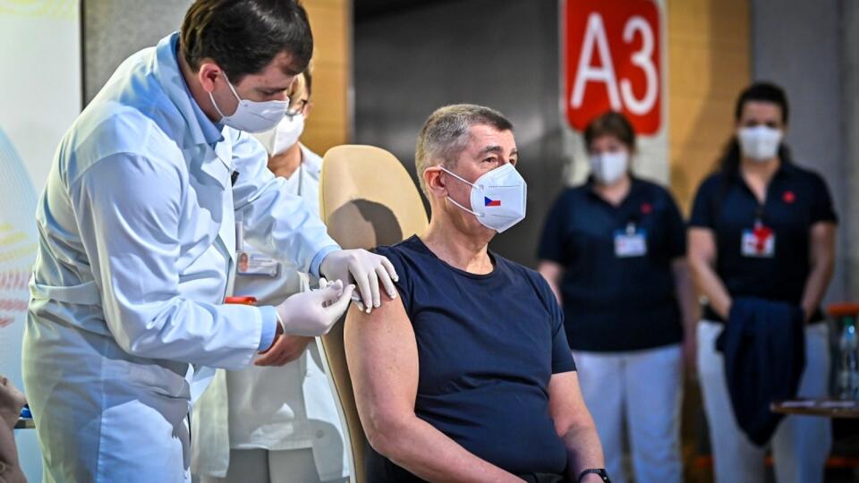 Prezidenta Andreja Babiša zaočkovali v nedeľu ráno spolu s veteránkou Emíliou Řepíkovou.
