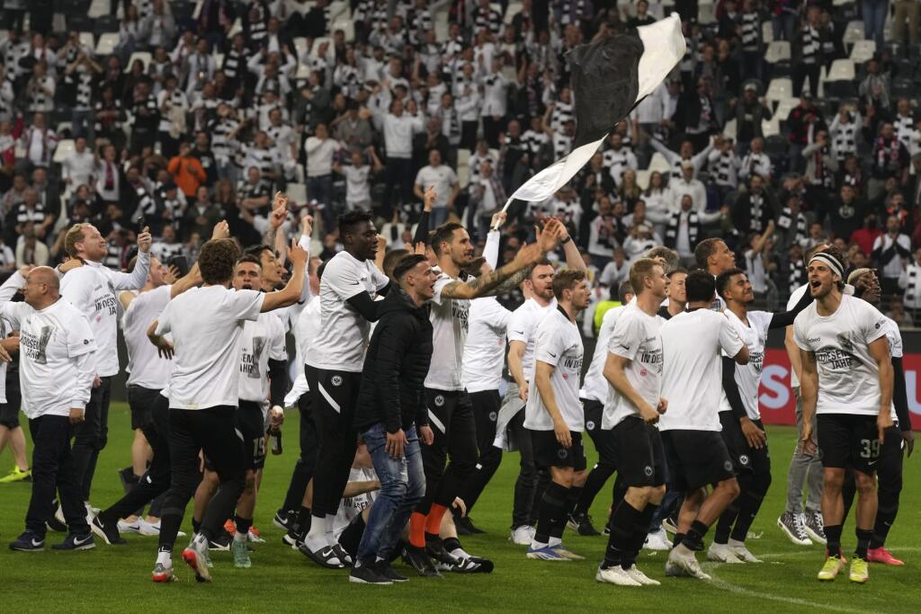 Hráči Frankfurtu oslavujú po postupe do finále v odvete semifinále Európskej ligy Eintracht Frankfurt - West Ham United vo Frankfurte 5. mája 2022.