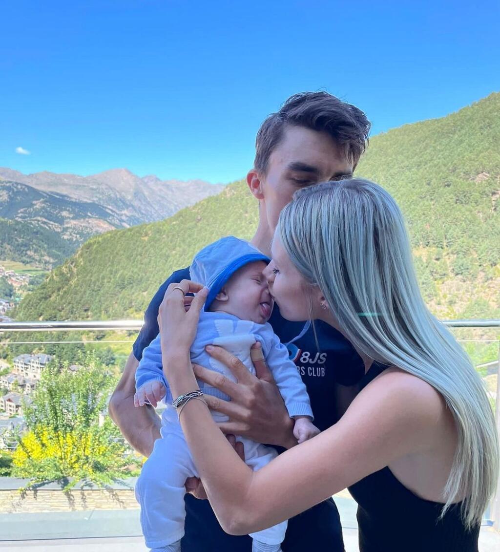 Julian Alaphilippe a Marion Rousseová tvoria pár už takmer dva roky, pričom plodom ich lásky je vysnívaný synček Nino, ktorý sa narodil v júni tohto roku.