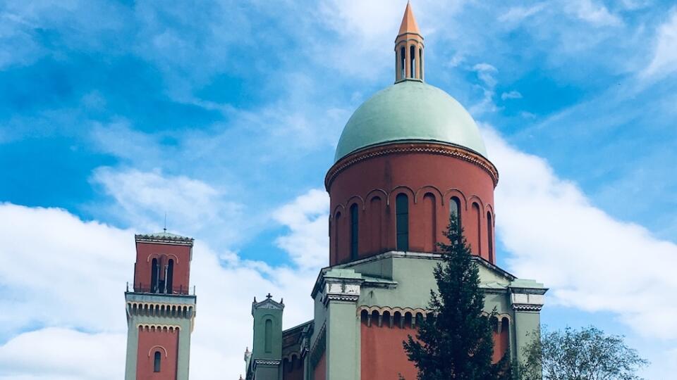 Dominantou Kežmarku je červený evanjelický kostol s orientálnymi prvkami. Stavali ho 22 rokov, s 11-ročnou prestávkou, v rokoch 1872 – 1894 v eklektickom slohu a patrí medzi národné kultúrne pamiatky SR. Pred vyše sto rokmi pristavali na severnej strane mauzóleum Imricha Thökölyho.