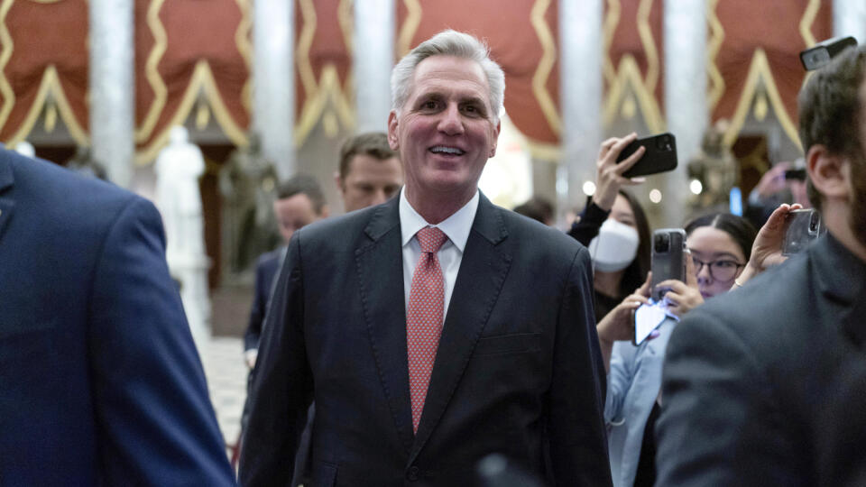 EBE 25 Washington - Snemovňa reprezentantov Kongresu Spojených štátov odložila hlasovanie o svojom novom predsedovi na piatok po tom, ako favorit republikánov Kevin McCarthy vo štvrtok neuspel ani v jednom z piatich kôl hlasovania. Na snímke poslanec Kevin McCarthy opúšťa snemovňu vo štvrtok 5. januára 2023. FOTO TASR/AP
Rep. Kevin McCarthy, R-Calif., leaves the House floor after the House voted to adjourn for the evening as the House met for a third day to elect a speaker and convene the 118th