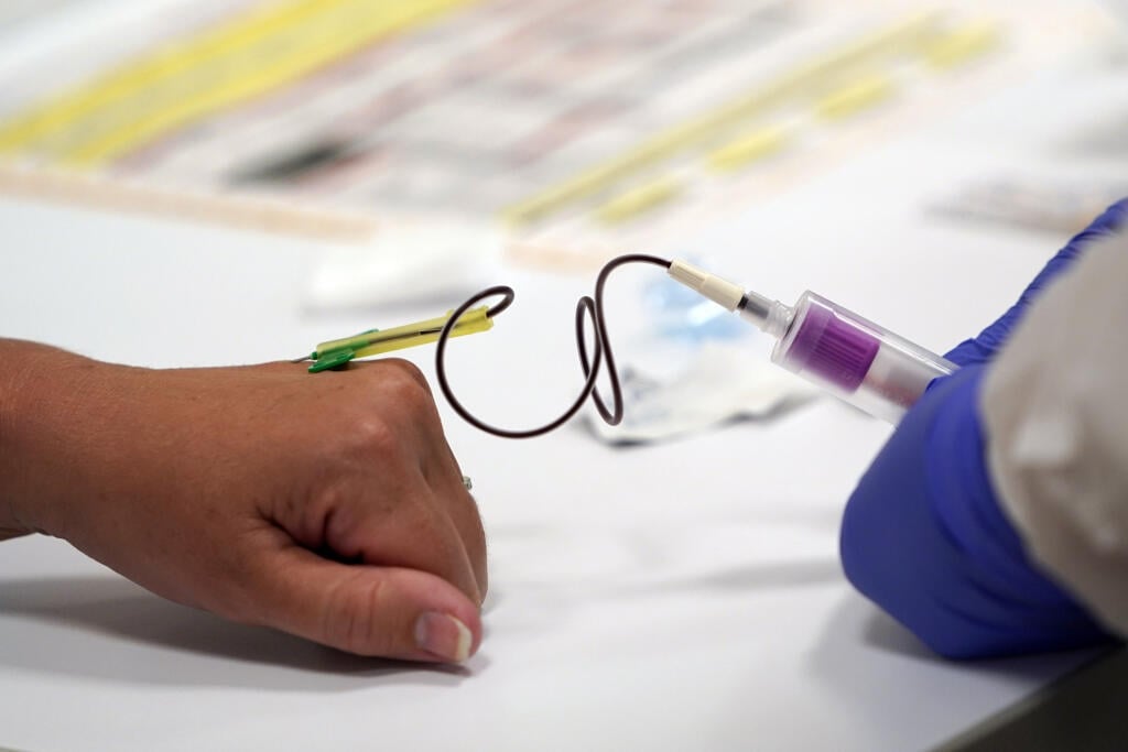 WA 40 Houston - Odber krvi pacientky do skúmavky na testovanie protilátok na ochorenie COVID-19 v laboratóriu v americkom Houstone v utorok 28. apríla 2020. FOTO TASR/AP  

WAA Phlebotomist draws blood from a patient for COVID-19 antibody testing at Principle Health Systems and SynerGene Laboratory Tuesday, April 28, 2020, in Houston. The company, which opened two new testing sites Tuesday, is now offering a new COVID-19 antibody test developed by Abbott Laboratories. (AP Photo/David J. Phillip)