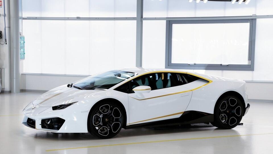 Bielo-zlaté Lamborghini dostal pápež od automobilky ako dar. Rozhodol sa však, že ho radšej predá a výsledok daruje charite. Po nepodarenej aukcii nasledovala lotéria, ktorú vyhral Čech Vláďa.